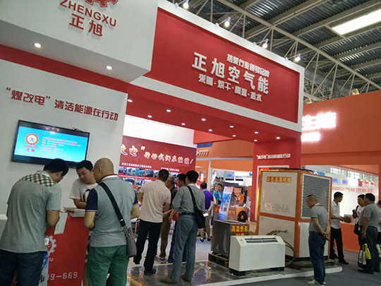 北京暖通展第二天，正旭空氣能展臺(tái)人氣依舊爆棚